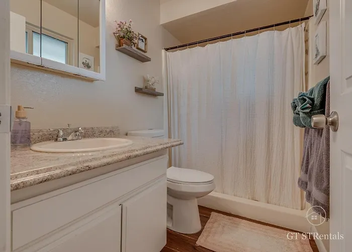 A Wave From It All - Pet & Family Friendly With Beautiful Views!
